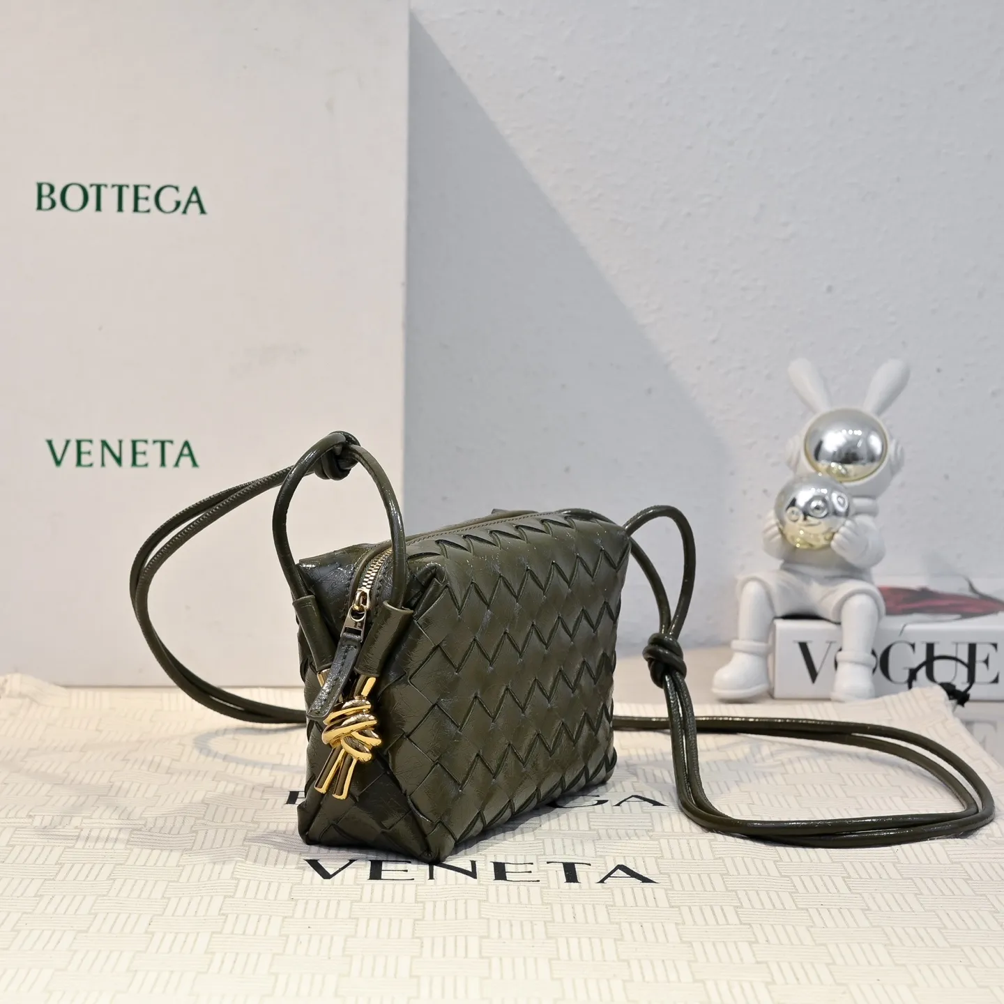Batch 1560 𝗕𝗼𝘁𝘁𝗲𝗴𝗮 𝗩𝗲𝗻𝗲𝘁𝗮———— The latest version of the loop camera bag💥 from BV’s King of Cost-Effectiveness counter, large woven texture➕Ultra-high quality cow wax leather as always, with zipper, hardware decoration on both sides, adjustable drawstring, especially suitable for the tummy💫Can hold anything, very light weight, suitable🈴️for girls of all ages, size: 17*10*6cm Style number: 6125